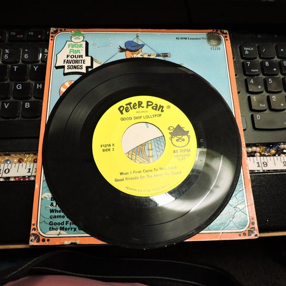 PETER PAN RECORDS vintage .. Children's songs   BONUS DISCOUNT W/ RECORDS BUNDLE - Picture 2 of 9